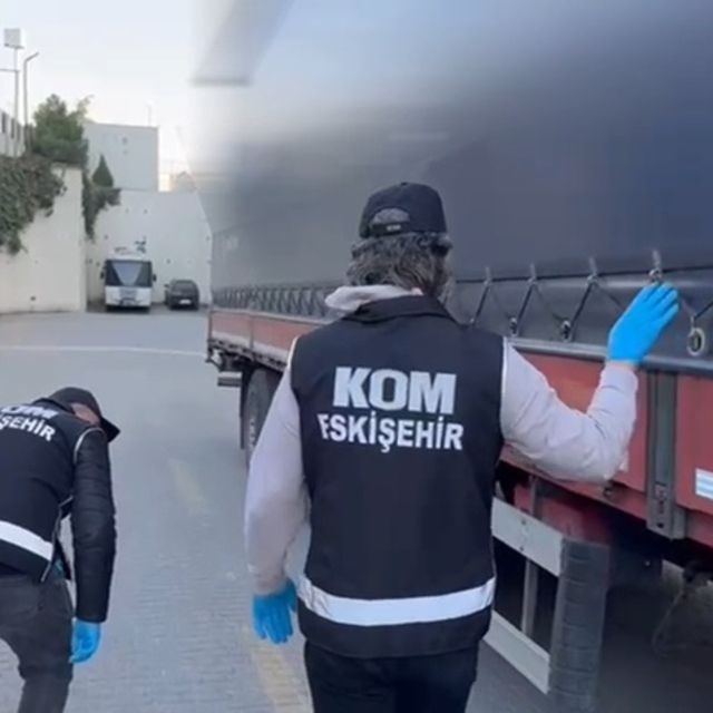 7 milyon 500 bin liralık kaçak tütün ile boş makaron TIR'da ele geçirildi