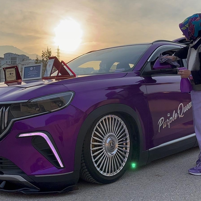 Mor tutkusu hayatına yansıdı; otomobili de bu renkte