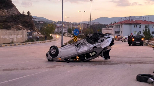 Karabük'te otomobiliyle ters yönde ilerleyen alkollü sürücü kazada yaralandı