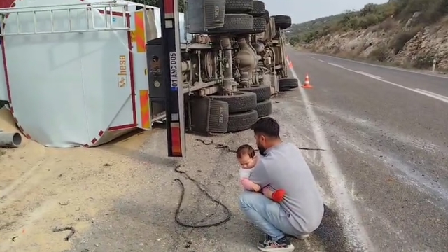 Devrilen kamyon, sıkmacıya ramak kala durdu