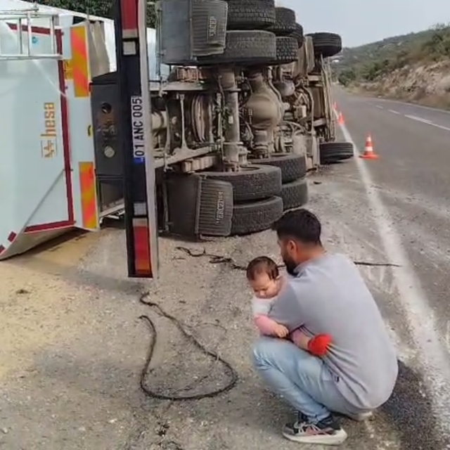 Devrilen kamyon, sıkmacıya ramak kala durdu