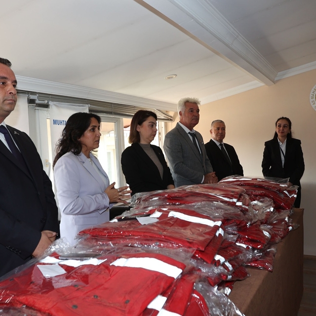 Muğla'da afetlere hazırlık kapsamında 574 muhtara özel yelek dağıtılıyor