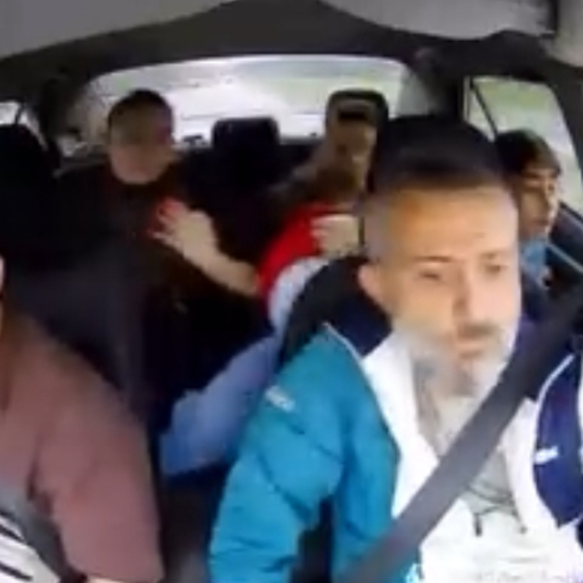 Taksi şoförünün manevra yapıp kazayı önlediği anlar araç içi kamerasına yan...