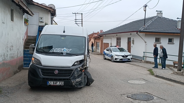 Karabük'te minibüsle çarpışan hafif ticari araçtaki 2 kişi yaralandı