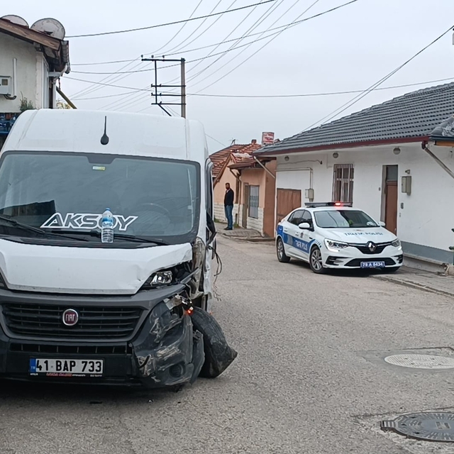 Karabük'te minibüsle çarpışan hafif ticari araçtaki 2 kişi yaralandı