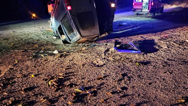 Tokat'ta devrilen hafif ticari araçtaki 3 kişi yaralandı