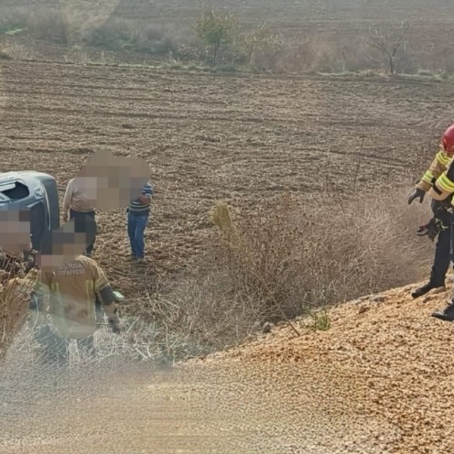 Eşinin direksiyon eğitimi verdiği kadın kaza yaptı; çift yaralandı