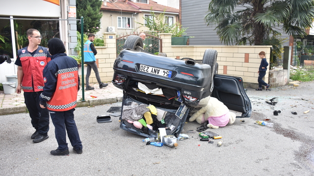 Sakarya'da yoldan çıkan otomobil, 3 metre yükseklikten sokağa devrildi