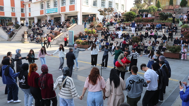 Rize'de üniversite öğrencileri vize sınavları öncesi tulum eşliğinde eğlendi