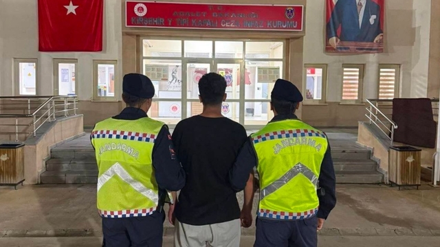 Kırşehir'de 10 yıl 2 ay hapis cezası bulunan firari trafik kazasında yakalandı