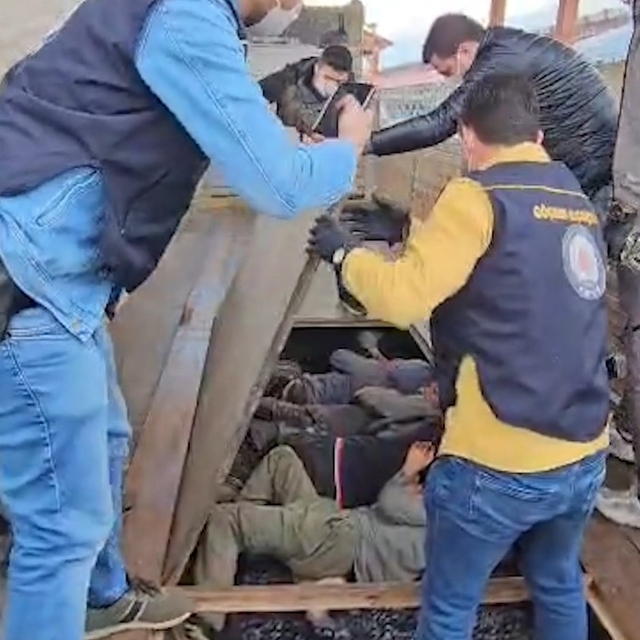 TIR'ın dorsesindeki gizli bölgede 20 kaçak göçmen yakalandı
