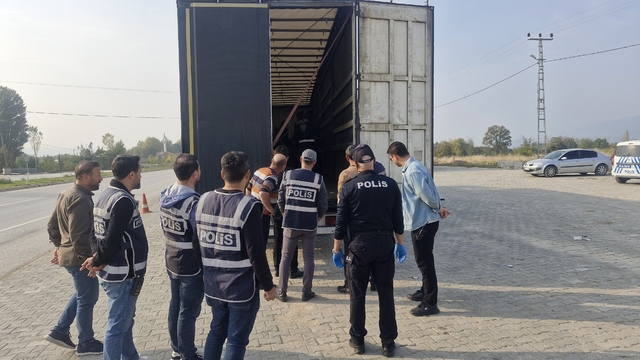 Tokat'ta tırda 11 düzensiz göçmen yakalandı