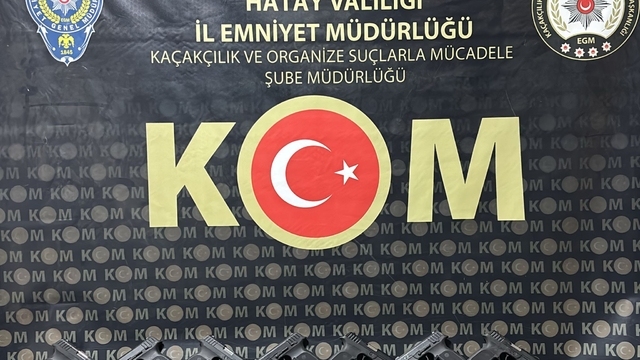 Hatay'da 10 ruhsatsız tabanca bulunan otomobildeki 2 zanlı tutuklandı