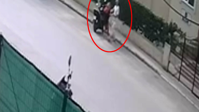 Rus kocanın boşanma aşamasındaki eşini bıçakladığı anlar kamerada