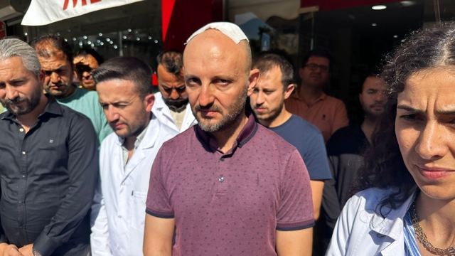 Kendisini döven kişinin olay öncesi babasını tartakladığı ortaya çıkan eczacı teknisyeni kovuldu