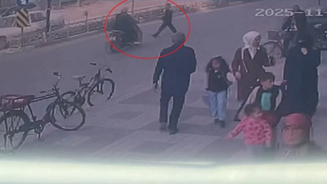 Motosikletin çarptığı yaya yaralandı; kaza kamerada