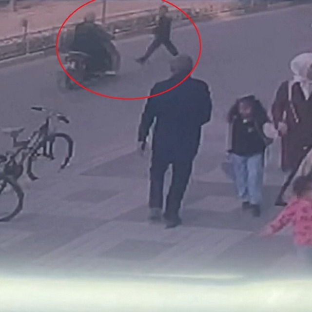Motosikletin çarptığı yaya yaralandı; kaza kamerada