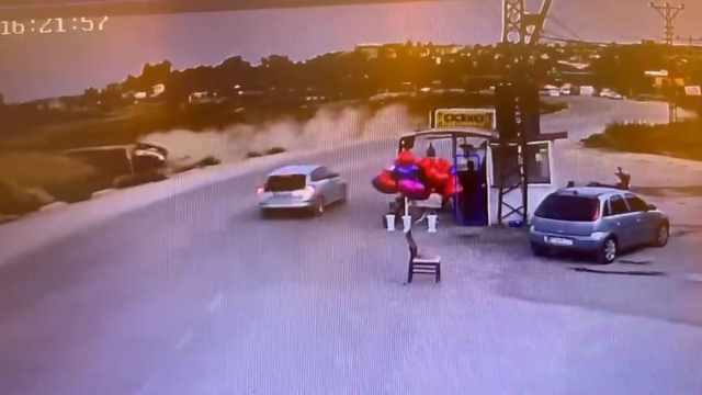 Otomobilin virajda takla attığı kaza kamerada