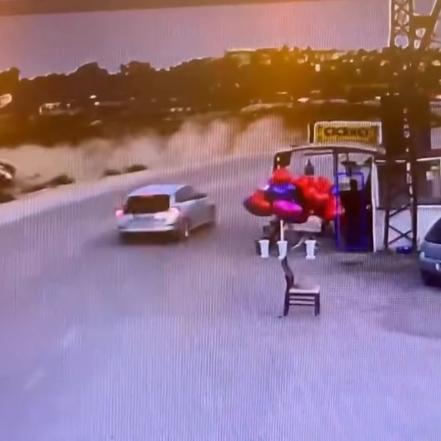 Otomobilin virajda takla attığı kaza kamerada