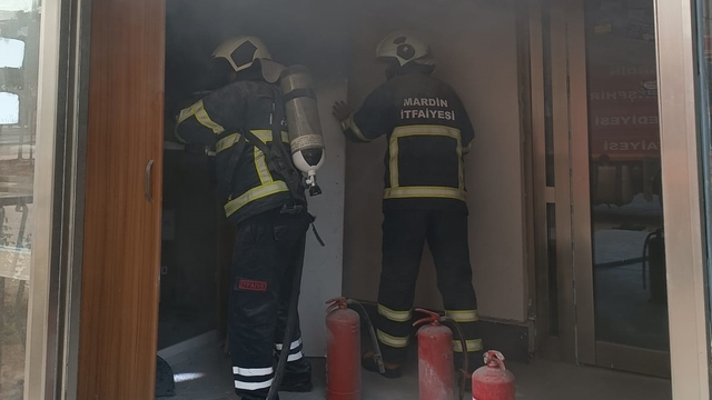 Mardin'de apartman girişindeki elektrik panosunda çıkan yangın söndürüldü