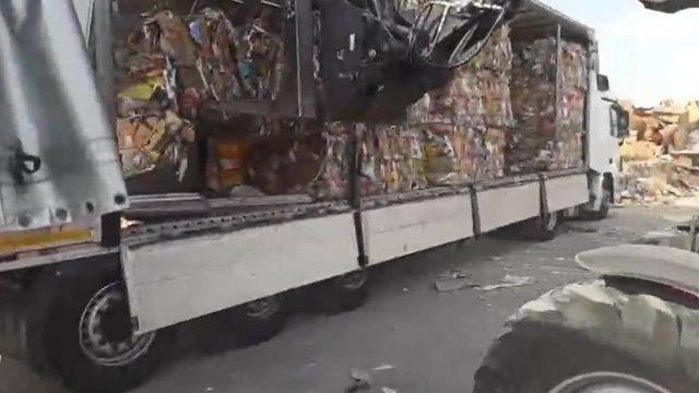 Preslenmiş atık kağıtların arasında kaçak sigara taşıyan 2 şüpheli yakalandı