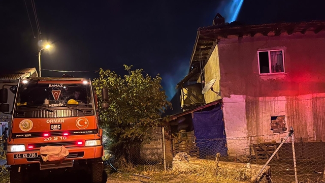 Uşak'ta yıldırım düşen evin çatısında çıkan yangın söndürüldü