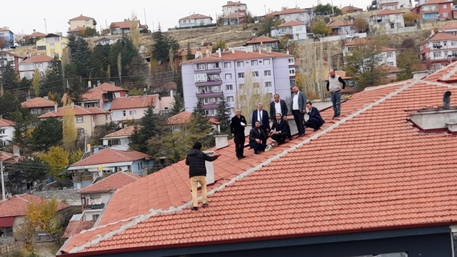 Çankırı'da çatıya çıkan kişiyi, AK Parti İl Başkanı Erdoğan ikna etti