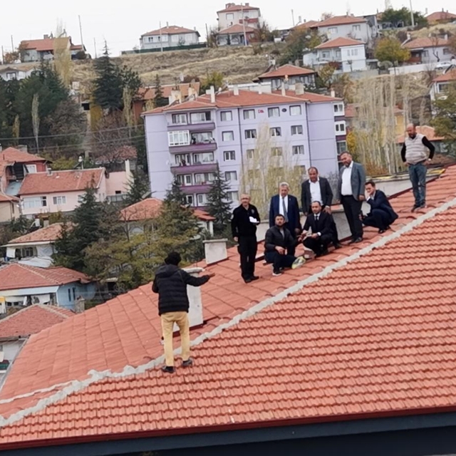 Çankırı'da çatıya çıkan kişiyi, AK Parti İl Başkanı Erdoğan ikna etti