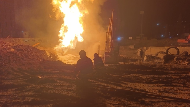Hatay'da alt yapı çalışmasında hasar gören doğalgaz borusu alev aldı: 2 yaralı