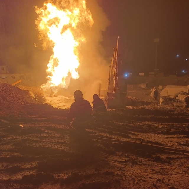 Hatay'da alt yapı çalışmasında hasar gören doğalgaz borusu alev aldı: 2 yar...