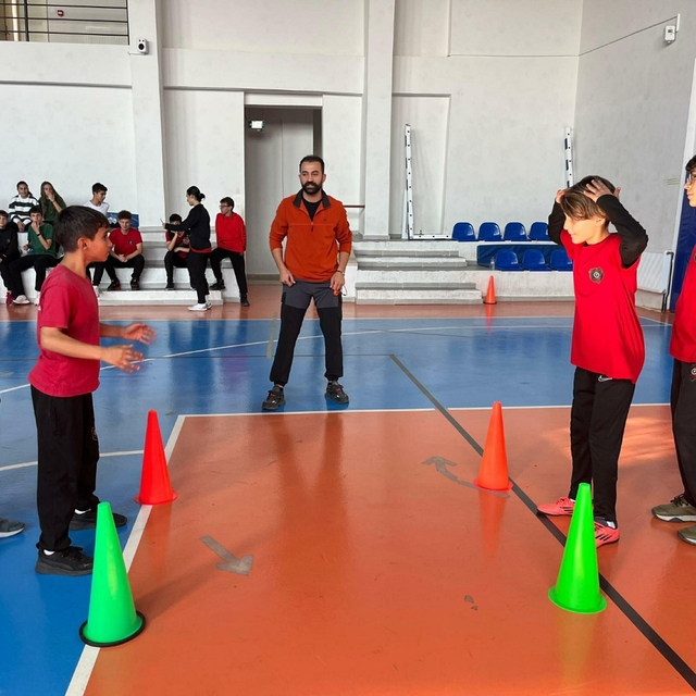 İzmir'in ilk spor ortaokulunda geleceğin sporcuları yetişiyor