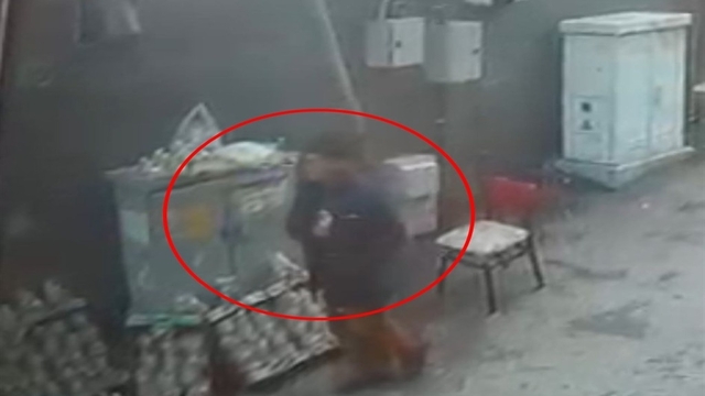 Tezgahtaki telefonu çalınan seyyar satıcıya DHA'nın haberi sonrası yenisi hediye edildi