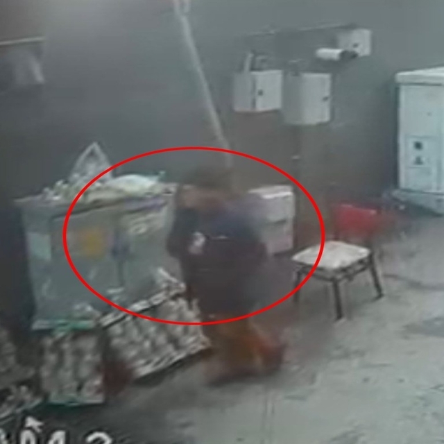 Tezgahtaki telefonu çalınan seyyar satıcıya DHA'nın haberi sonrası yenisi h...