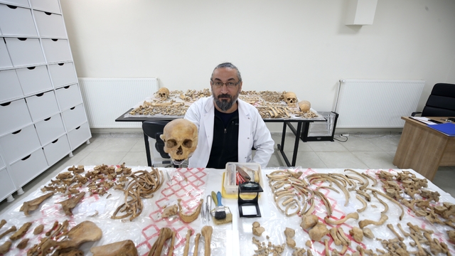 Malazgirt'teki kazılarda çıkarılan insan iskeletlerinin sırrı antropoloji laboratuvarında araştırılıyor