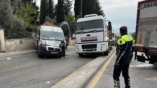 Muğla'da kamyon ile öğrenci servisi çarpıştı, 22 kişi yaralandı