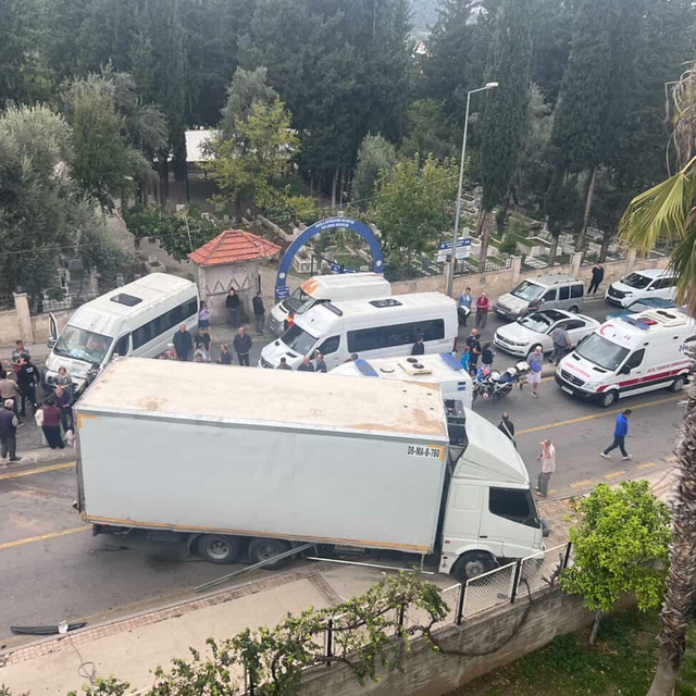 Midibüs ile kamyon çarpıştı; 22'si öğrenci, 23 yaralı