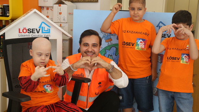 Lösemiyi yenen genç, başka hastaların mücadelesine destek oluyor