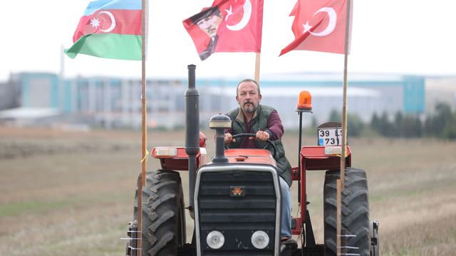 Tarlasına yazdığı kutlama mesajlarıyla bilinen Kırklarelili çiftçi bu kez de Karabağ zaferini kutladı