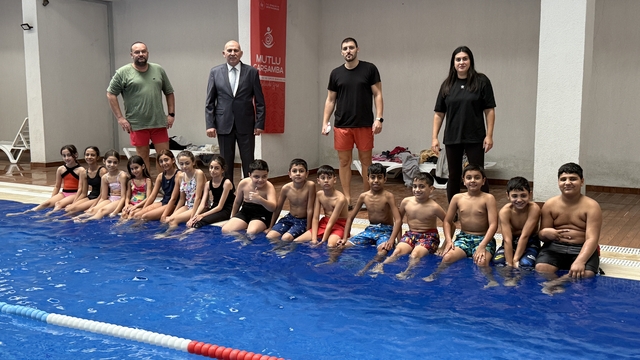 Tekirdağ'da Roman çocuklar kursta yüzme öğreniyor
