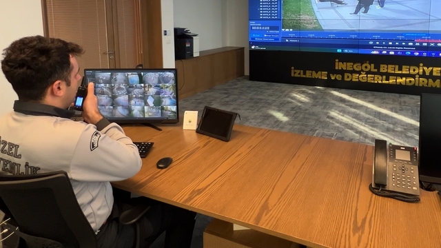 Bursa'da zabıta ekipleri çekirdek kabuklarını yere atanlara temizlik yaptırdı