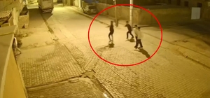 Ev taşlayıp, camları kırdılar; o anlar kamerada