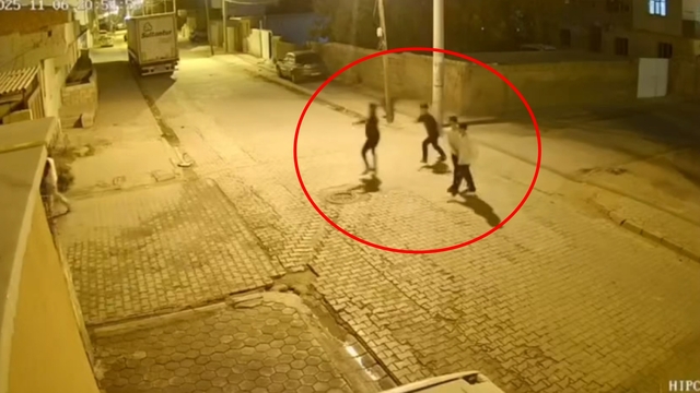 Ev taşlayıp, camları kırdılar; o anlar kamerada