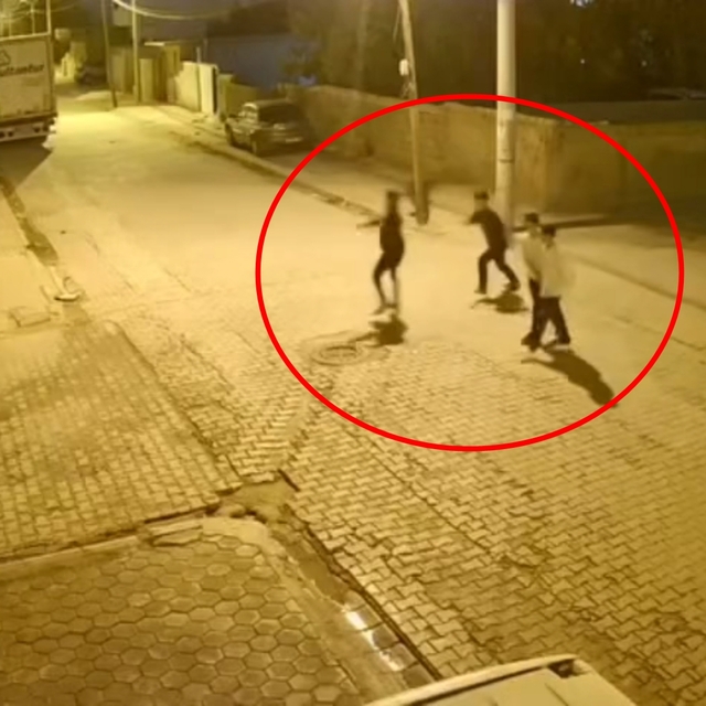 Ev taşlayıp, camları kırdılar; o anlar kamerada