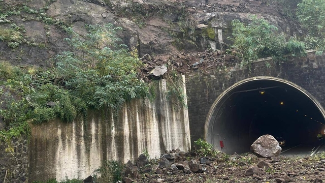 Artvin'de heyelan nedeniyle kapanan Kemalpaşa-Sarp Sınır Kapısı karayolu ulaşıma açıldı