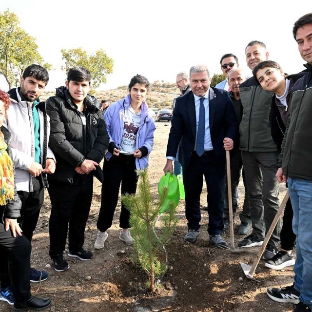 Anadolu Üniversitesi öğrencileri Yunus'un fidanlarını toprakla buluşturdu