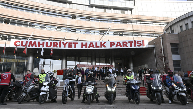 CHP Genel Başkanı Özel, motokuryelerle bir araya geldi: