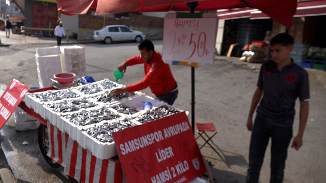 Samsunspor'un başarısını, 75 kasa hamsiyi, kilosunu 25 TL'den satarak kutladı