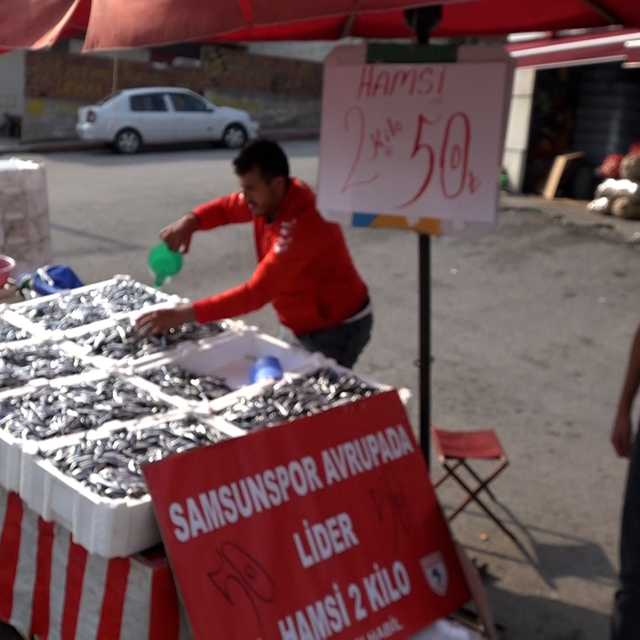 Samsunspor'un başarısını, 75 kasa hamsiyi, kilosunu 25 TL'den satarak kutla...