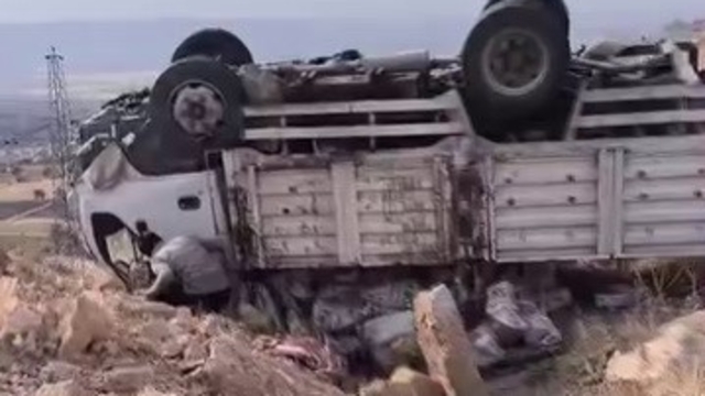 Kamyonet takla atarak ters döndü: 5 Yaralı