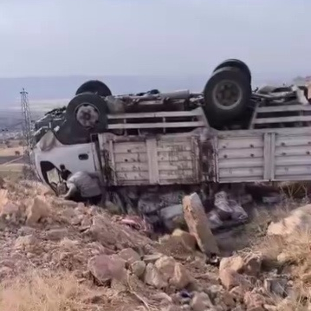 Kamyonet takla atarak ters döndü: 5 Yaralı